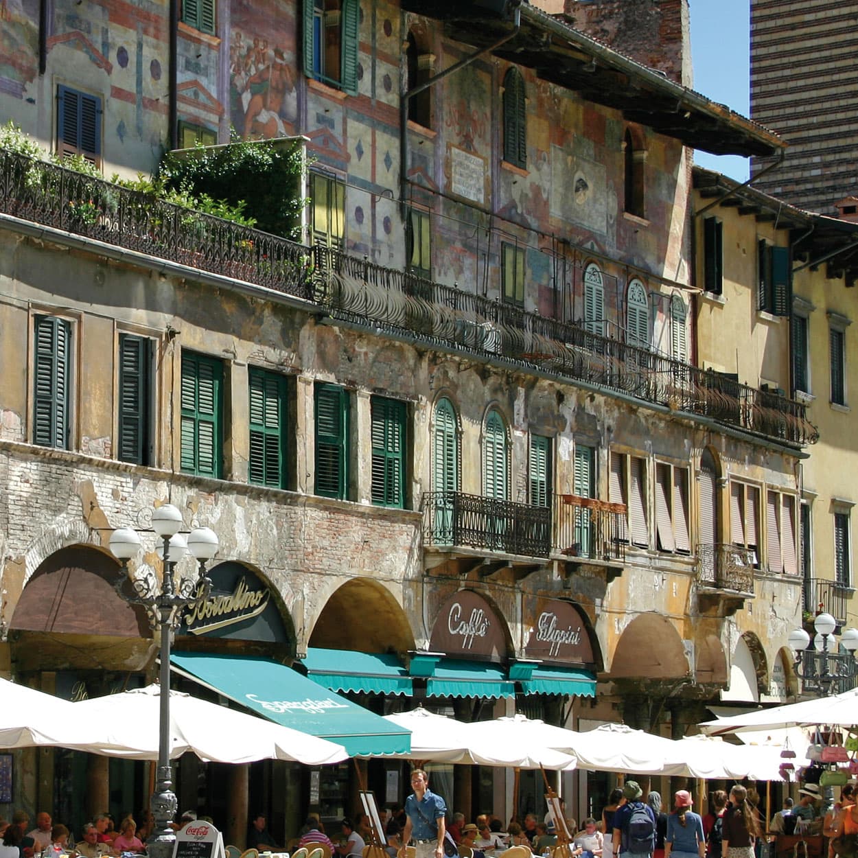 Riva del Garda mit seiner malerischen Altstadt und den einladenden Cafes...